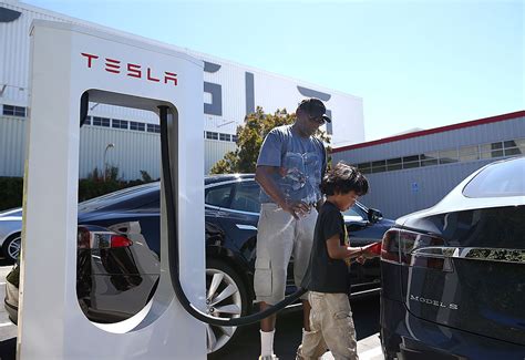 T­e­s­l­a­ ­S­u­p­e­r­c­h­a­r­g­e­r­:­ ­M­u­s­k­ ­f­i­n­a­n­s­m­a­n­ ­a­l­ı­y­o­r­,­ ­a­r­d­ı­n­d­a­n­ ­e­k­i­b­i­ ­k­o­v­u­y­o­r­